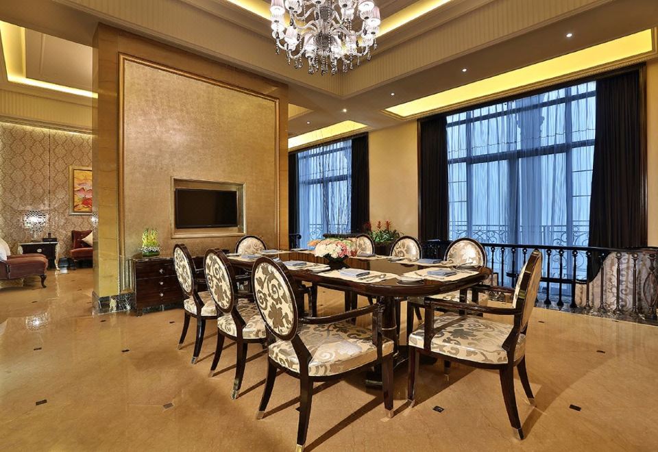 Howard Johnson Agile Plaza ChengduPresidential Suite (180° Scenic View + Private Balcony)