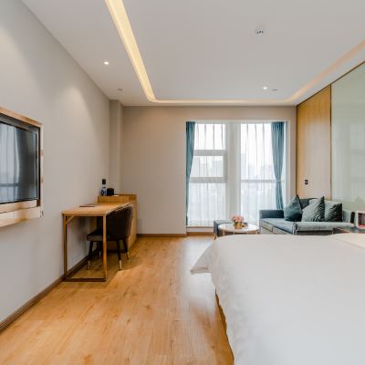 奢享豪華大床房（專享書桌台+小沙發） 寬居飯店（成都寬窄巷子天府廣場店）優惠