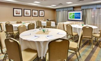 Holiday Inn Express & Suites Kingston Central