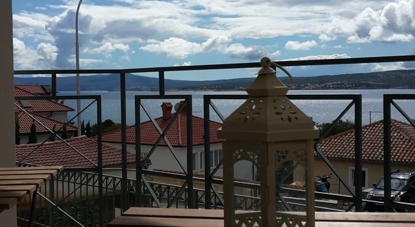 带阳台和海景的豪华双人房