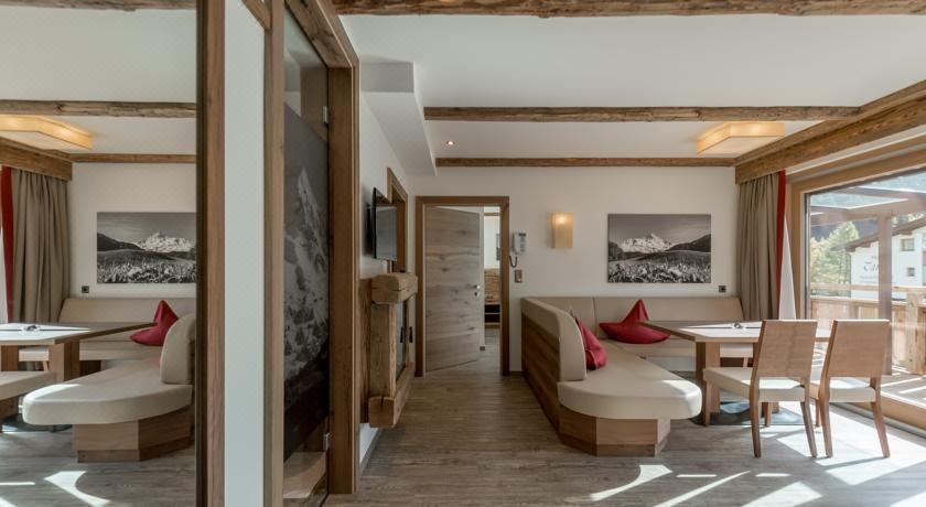 带阳台的两卧室公寓