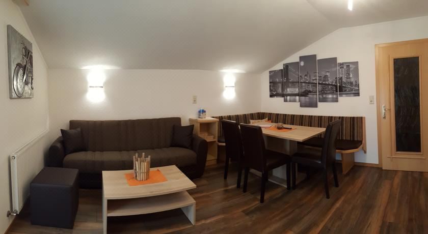 带阳台的两卧室公寓