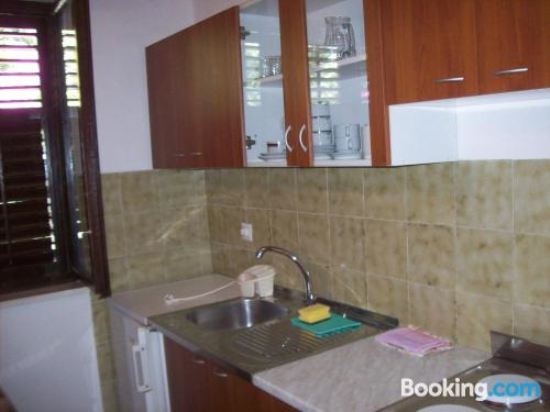 带阳台和海景的两卧室公寓