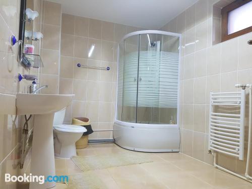 带山景的双人间