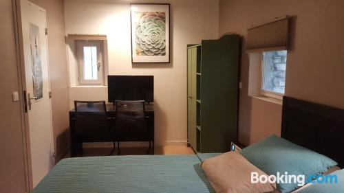 带按摩浴缸的家庭两卧室房