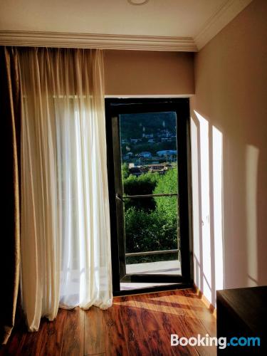 带山景的双人间