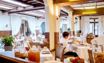 Relais des Trois Châteaux Hôtel-Restaurant - Teritoria - Housity