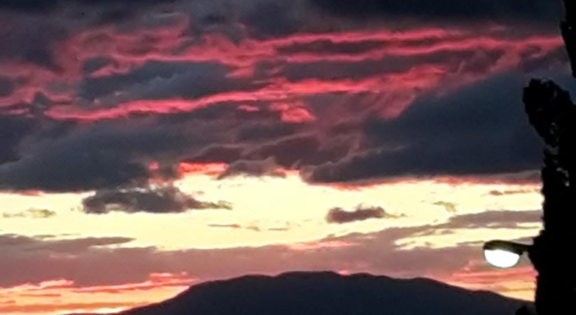 带阳台和海景的豪华双人房