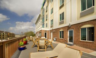 Holiday Inn Express & Suites San Antonio West-Seaworld Area