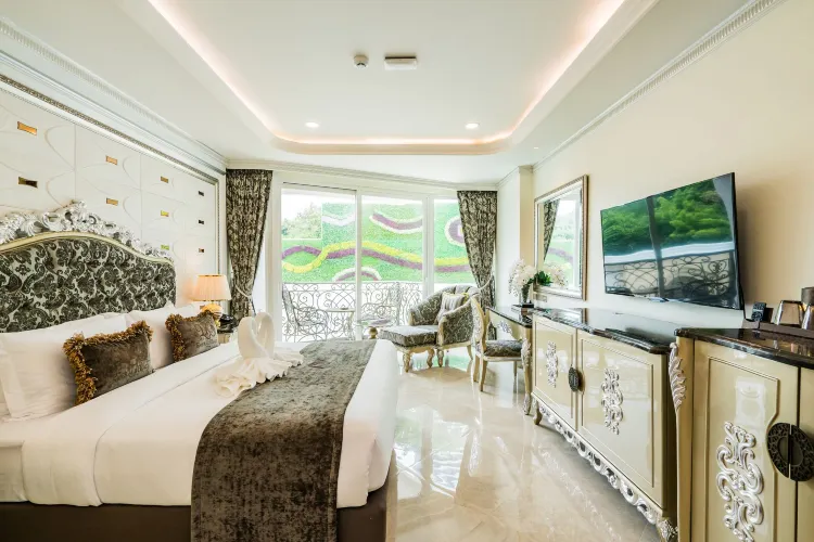 ห้องดีลักซ์ พร้อมวิวสระว่ายน้ำ