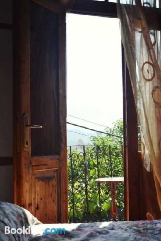 带邻门私人浴室的双人房