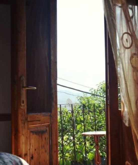 带邻门私人浴室的双人房