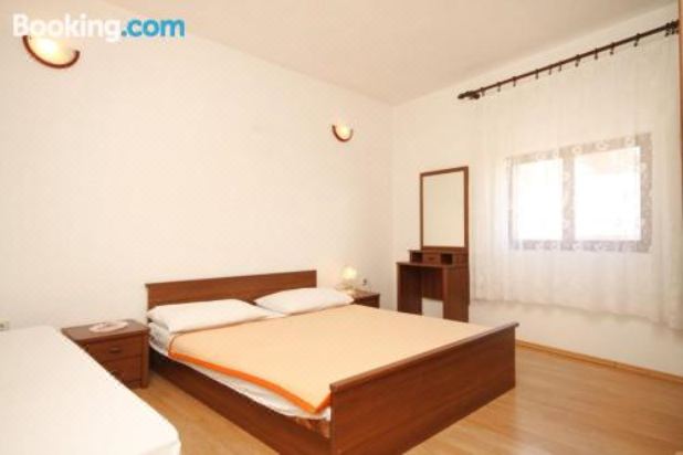 带阳台和海景的两卧室公寓