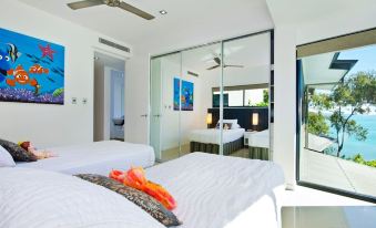 Villa 4 the Edge Oceanfront Deluxe 3 Bedroom Near Marina with Golf Buggy
