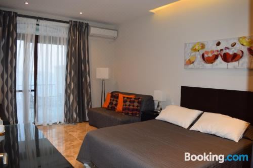 带阳台和海景的豪华双人房