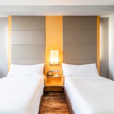 Bilik Premier Twin with River View Kupon The Waterfront Hotel