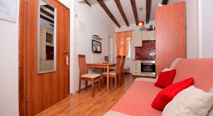 带露台一室公寓