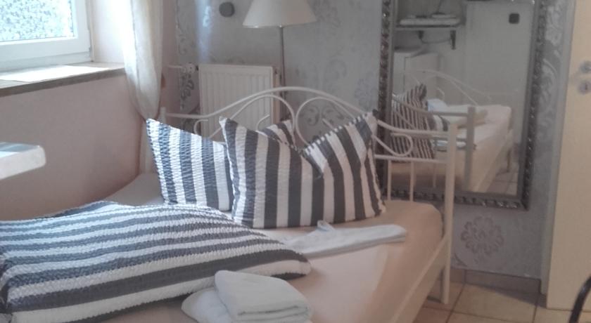 楼梯旁的迷你房间带法式床-3