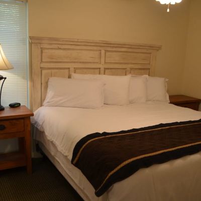 Holly Suites, 1 Bedroom Condo, King Bed