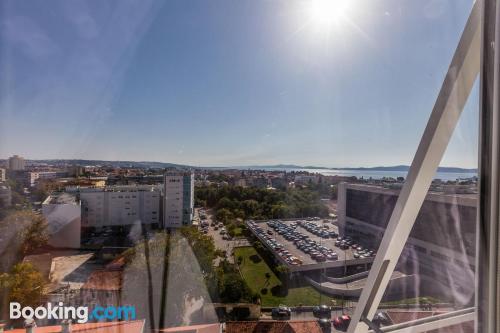 带阳台的两卧室公寓