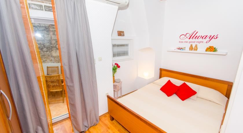 带露台一室公寓