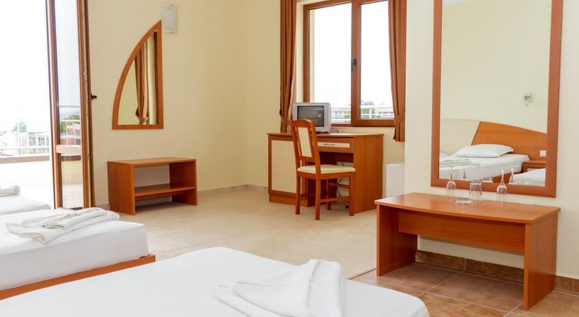 带阳台的小型套房