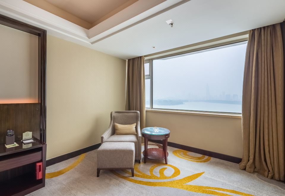 臻选湖景大床房