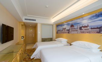 The hotel's main living area features a spacious bedroom with double beds and a view of the outside at Vienna Hotel (Guangzhou railway station & Xiaobei subway station)
