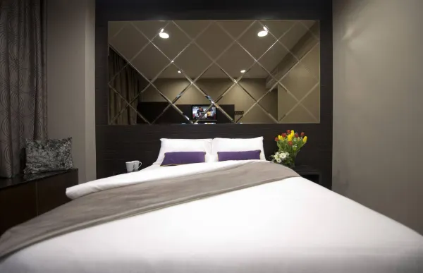 V HOTEL LAVENDER Room