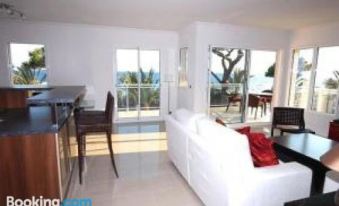 Stunning 2 Bed Apt on the Seafront of Cannes in a High Class Secure Building with Swimming Pool 463