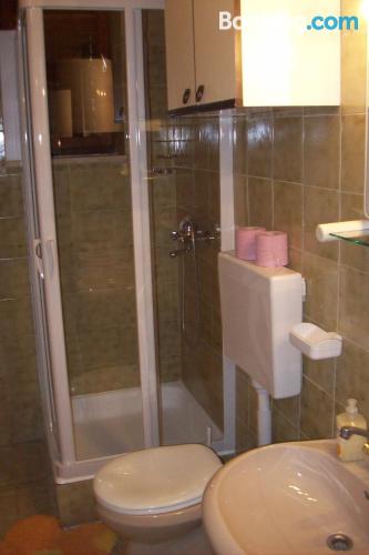 带阳台和海景的两卧室公寓