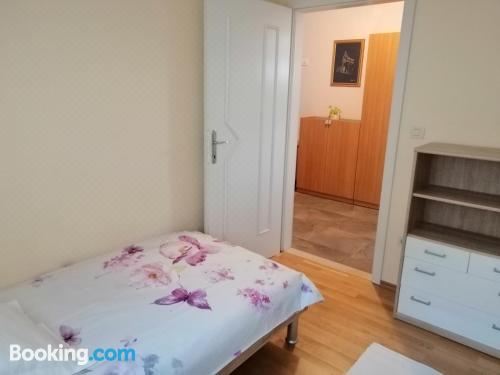 带露台的双卧室海景公寓