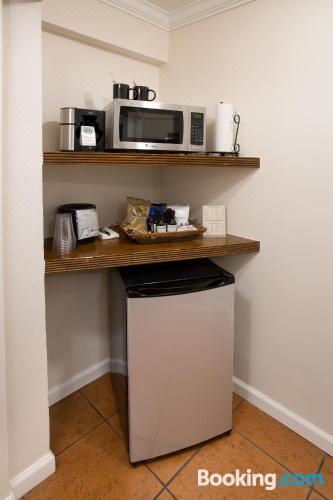 享有游泳池景致的一室公寓