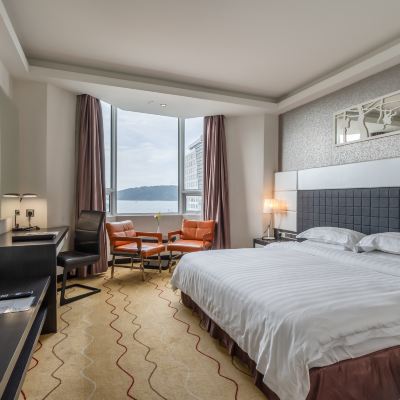 Deluxe Room With Partial Sea View