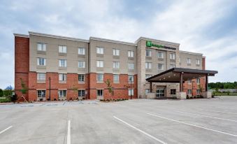 Holiday Inn Express & Suites Great Bend