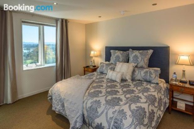 Top of the Town Bed & BreakfastKing Room with Sea View