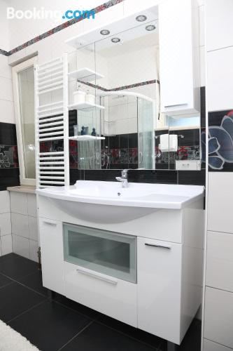 带露台的双卧室海景公寓