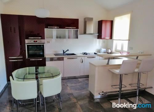 带露台的双卧室海景公寓