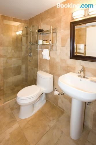 享有游泳池景致的一室公寓