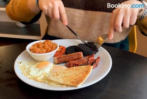 女生宿舍房中的单人床