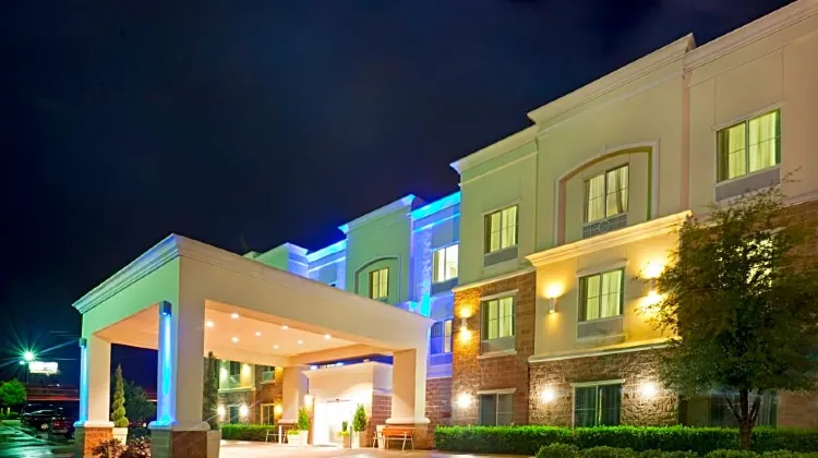 ホリデイ・イン エクスプレス ホテル ＆ スイーツ ディケーター 外観