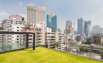 Superior Apartment Suite New Bangkok Central 5 minute walk to Asok Station