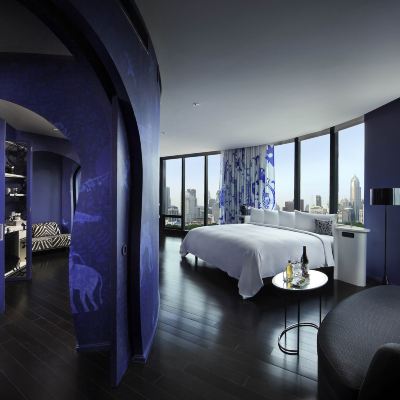 特色套房，配備 1 張特大床，可欣賞公園全景或城市景觀，提供 2 種主題設計，可享受特色俱樂部權益 曼谷索菲特特色酒店優惠