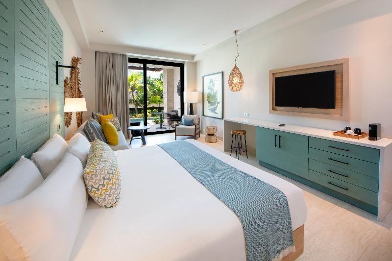 度假村特大床 - 游泳上升初級套房