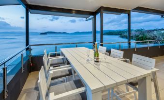 Villa 16 the Edge Oceanfront Deluxe 3 Bedroom Near Marina with Golf Buggy