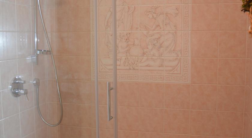 双卧室湖景公寓