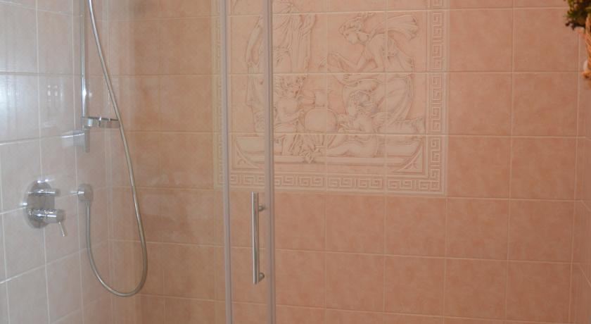 双卧室湖景公寓