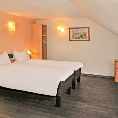 Standard Room with One Double Bed and One Single Bed
