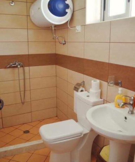 带邻门私人浴室的双人房