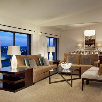 Liberty Suite, Club Lounge Access, 1 Bedroom Larger Suite, 1 King, Liberty Memorial View